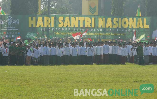 Para santri santri saat mengikuti apel HSN di Alon-Alon Kabupaten Jombang. 
foto: RONY SUHARTOMO/ BANGSAONLINE