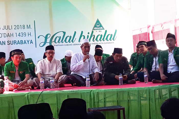 KH. Mas Sulaiman Nur, Rais Syuriah PC NU Kota Surabaya saat memberi tausiyah dan arahan dalam acara Halalbihalal GP Ansor Kota Surabaya. foto: DIDI ROSADI/ BANGSAONLINE 
