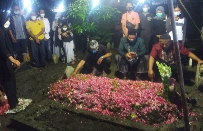 Pemakaman Yuselly Agus Stevi alias Chacha Sherly di TPU Aspol Wage I, Kecamatan Taman, Sidoarjo.