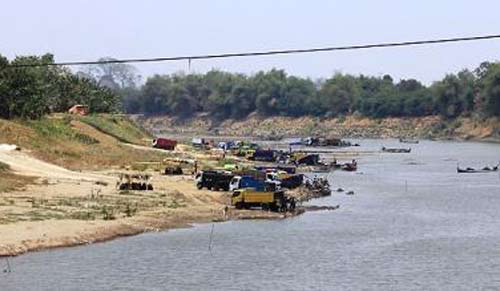 MERUSAK: Aktivitas penambangan pasir di Sungai Bengawan Solo saat kemarau yang semakin marak. foto: eky nurhadi/BANGSAONLINE