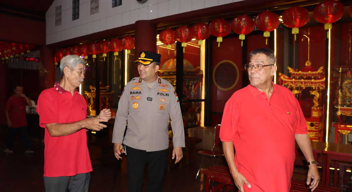 Kapolres Gresik, AKBP Ramadhan Nasution (tengah), saat berkunjung di Klenteng Kim Hin Kiong TITD. Foto: Ist