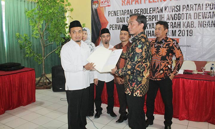 Ketua KPU Nganjuk Pujiono menyerahkan putusan hasil rapat pleno ke Ketua Bawaslu. foto: BAMBANG/ BANGSAONLINE