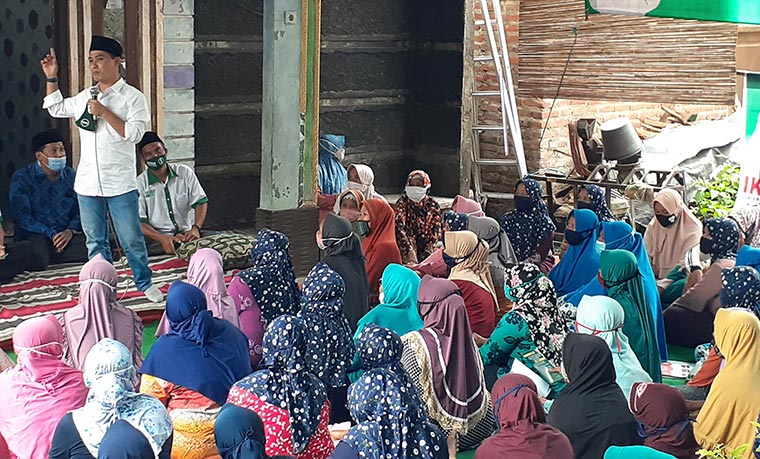Gus Barra saat silaturahim dengan petani bawang di Kecamatan Pacet.