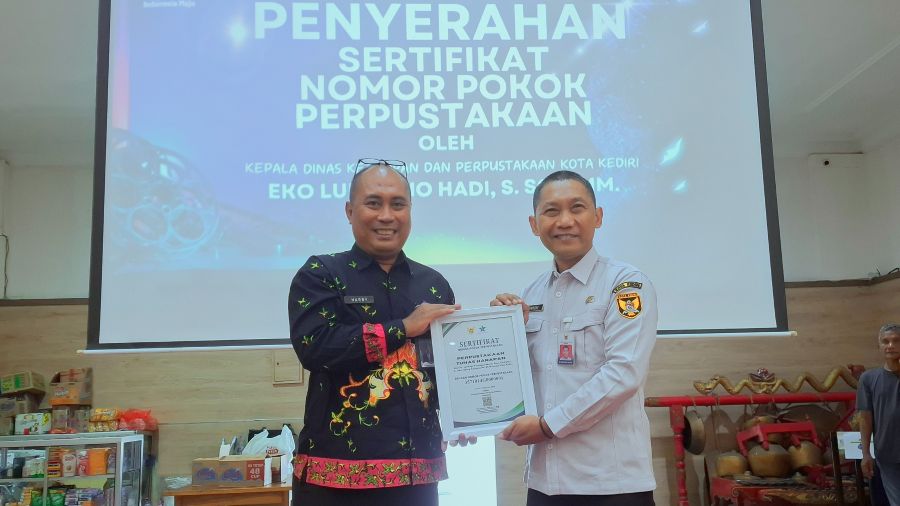 Kepala Dinas Kearsipan dan Perpustakaan (Disarpus) Kota Kediri, Eko Lukmono (kanan) saat menyerahkan sertifikat Nomor Pokok Perpustakaan kepada Kasi Binadik Lapas Kediri, Harry Suryadi Poespo Hardjono. (Ist)