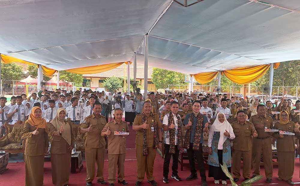 Foto bersama usai workshop penguatan Tefa, PjBL, dan sosialisasi Toploker sebagai implementasi link and match pendidikan vokasi dengan dunia usaha dan industri di SMKN2 Tuban. Foto: AHMAD CHOIRUDIN/ BANGSAONLINE