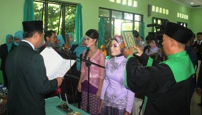Mahasiswa STIKES NU saat mengucapkan sumpah dan janji bidan yang dibimbing oleh Ketua STIKES NU Tuban, H. Miftahul Munir. (Suwandi/BANGSAONLINE)