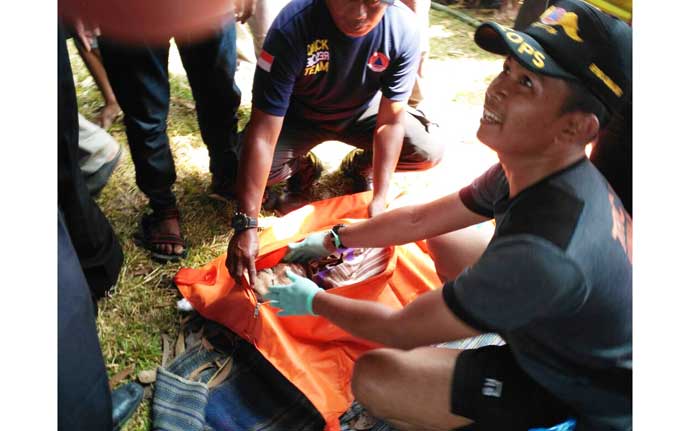 Jasad korban yang terseret ombak pantai Maleman terbujur kaku usai diselamatkan tim SAR. foto: IMRON/ BANGSAONLINE