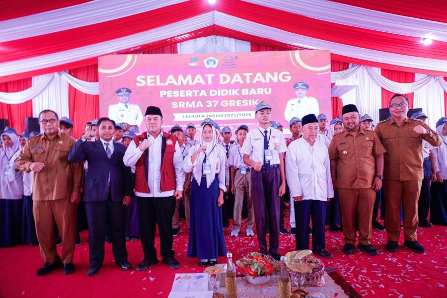 Bupati Gresik, Fandi Akhmad Yani (dua dari kanan), didampingi Wabup Asluchul Alif saat meresmikan SRMA 37 Gresik. Foto: Ist.