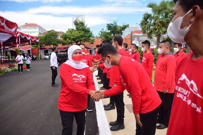 Tim Ekspedisi 77 Gunung Arjuno diberangkatkan oleh Gubernur Jawa Timur Khofifah Indar Parawansa dari halaman Gedung Negara Grahadi, Surabaya, Senin (15/8/2022).
