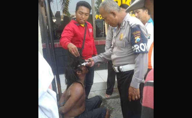 Akhirnya polisi lakukan tes psikologis pada Yanto alias Toyek pelaku pembunuhan yang menewaskan pemilik warkop di Prambon. foto: catur 