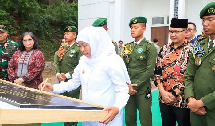 Gubernur Khofifah saat meresmikan Gedung Asrama Raden Patah 3 dan Rumah Makan Putri Campa Lantai 2 milik SMA Negeri 5 Taruna Brawijaya Kota Kediri, Jumat (2/2).
