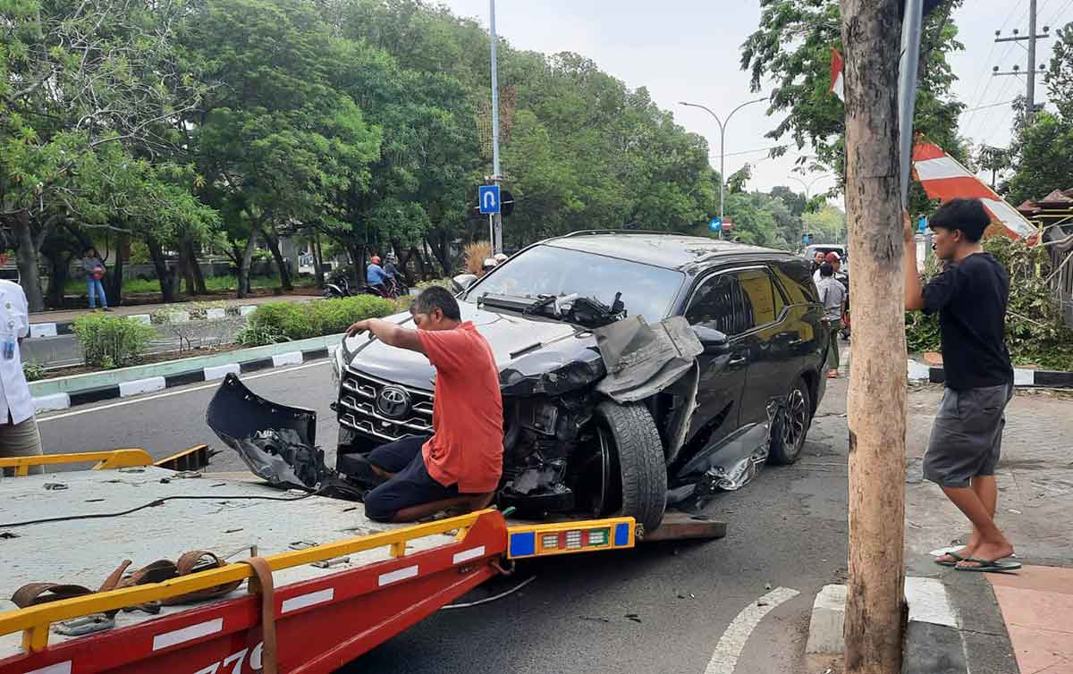 Mobil Dinas PUPR Bangkalan yang ringsek usai terlibat kecelakaan.