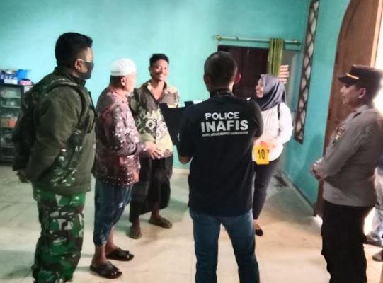 Satreskrim Polres Sampang bersama tim INAFIS saat tiba di TKP penemuan mayat warga Karang Penang