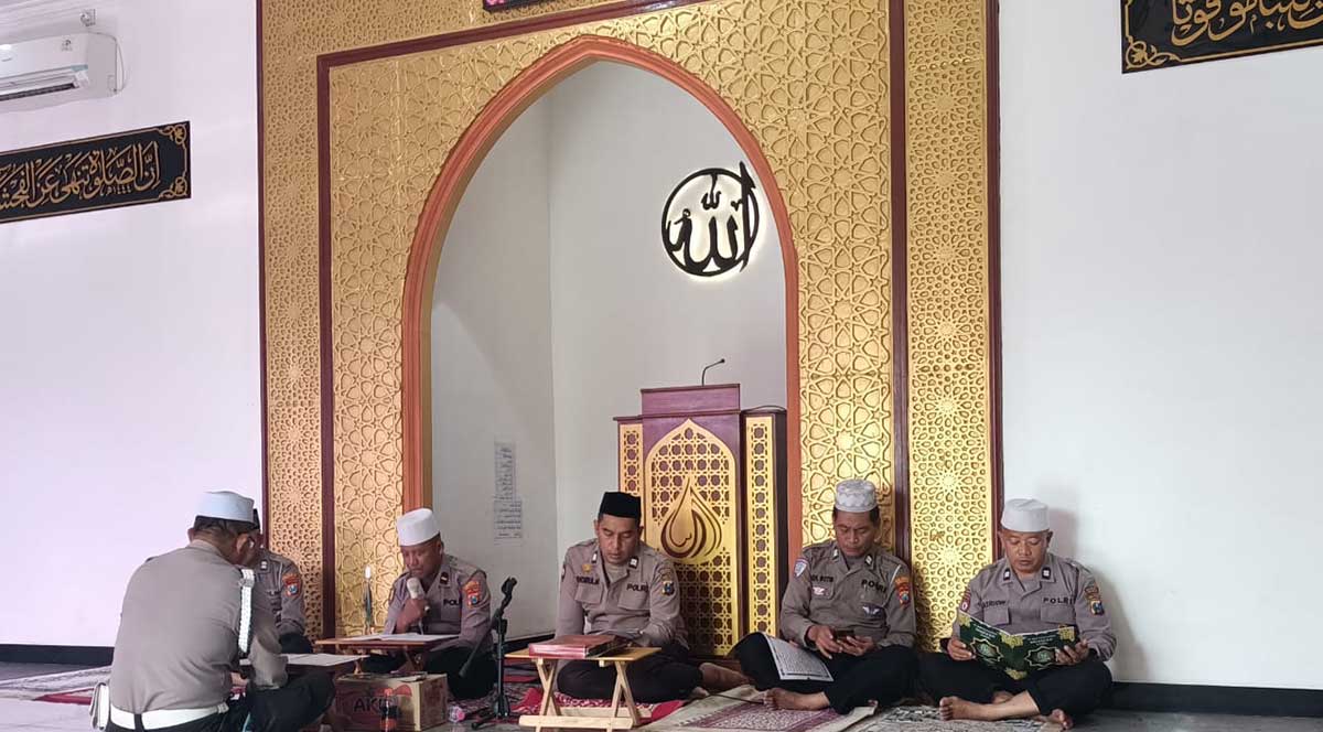 Personel Polsek Buduran saat mengikuti Khotmil Quran.