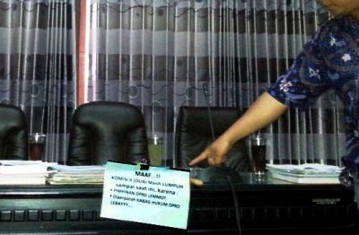Kertas berisi kekecewaan terhadap kinerja ketua DPRD Sumenep tertempel di salah satu meja Komisi II DPRD Sumenep. (foto: faisal/BANGSAONLINE)