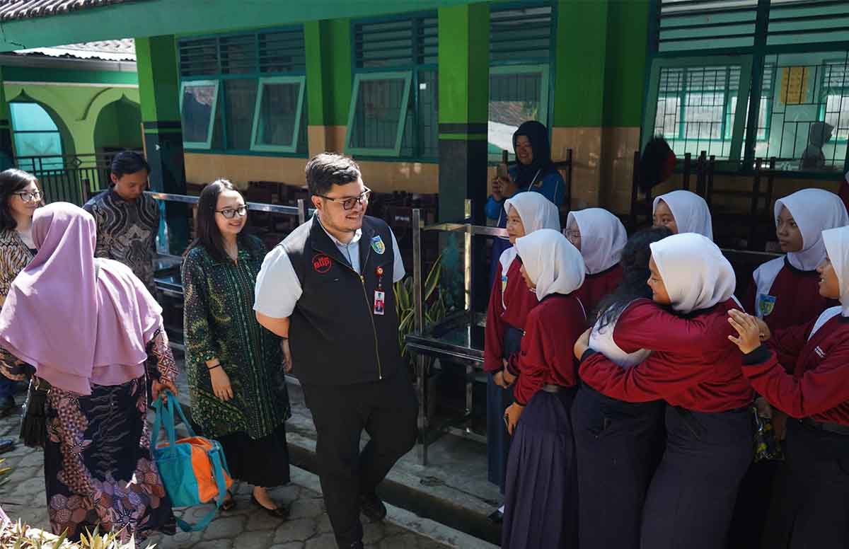 Bupati Kediri, Hanindhito Himawan Pramana, saat menyapa siswa SMA Dharma Wanita 1 Pare Boarding School. Foto: Ist