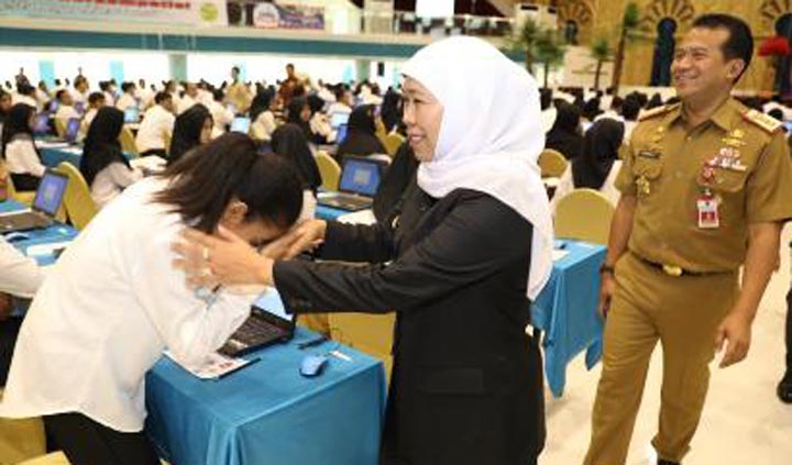 Gubernur Jatim Khofifah Indar Parawansa saat meninjau dan memberi motiviasi peserta Seleksi Kompetensi Dasar (SKD) CPNS Pemprov Jatim, yang diikuti oleh 54.600 peserta di Graha Unesa Surabaya, Senin (10/2). foto: istimewa/ bangsaonline.com