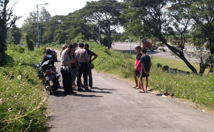 Polisi saat melakukan olah TKP di lokasi kejadian, Desa Jumputrejo, Kecamatan Sukodono.