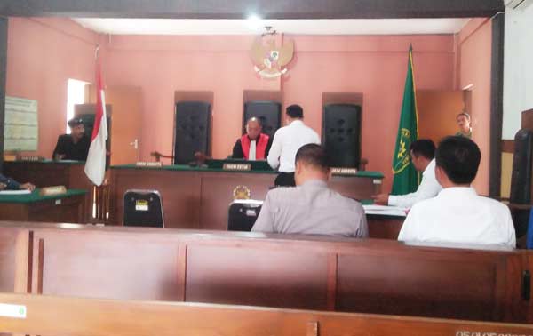 Sidang praperadilan kasus pencemaran nama baik oleh Hartatik di PN Tuban. foto: GUNAWAN/ BANGSAONLINE