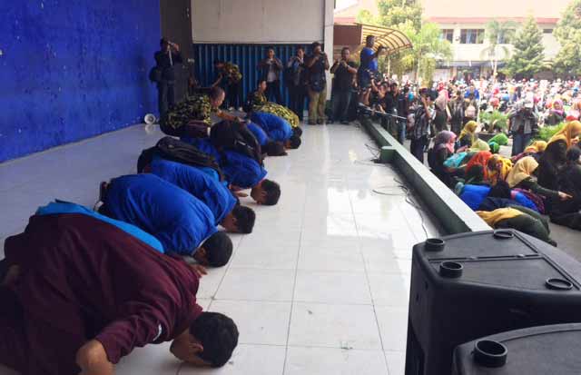 AKHIRNYA: Para dosen dan mahasiswa UNP Kediri saat melakukan sujud syukur usai kampusnya kembali aktif. foto: arif kurniawan/BANGSAONLINE