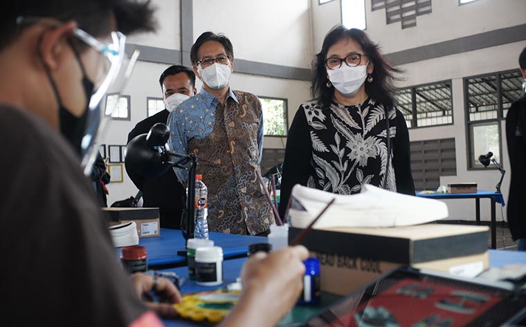Direktur Jenderal Industri Kecil Menengah dan Aneka (IKMA) Kementerian Perindustrian, Gati Wibawanigsih saat meninjau Indonesia Footwear Creative Competition (IFCC) yang digelar Balai Pengembangan Industri Persepatuan Indonesia (BPIPI) bekerja sama dengan ITS.