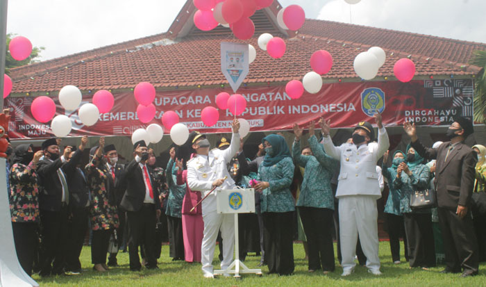 Bupati Nganjuk Novi Rahman Hidayat didampingi Wakil Bupati Marhaen Jumadi dan Ketua DPRD serta Forkopimda saat melepas balon menandai launching gerakan 2 juta masker. foto: BAMBANG DJ/BANGSAONLINE