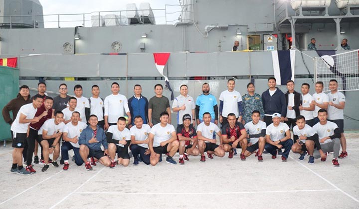 Awak kapal Satgas MTF TNI Konga XXVIII-L/Unifil Lebanon foto bersama AL Bangladesh, awak BNS Bijoy.