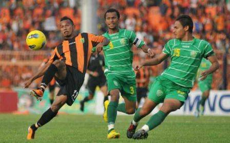 Pemain Persibo saat bertanding melawan Persebaya Surabaya dua tahun yang lalu. (ilustrasi)