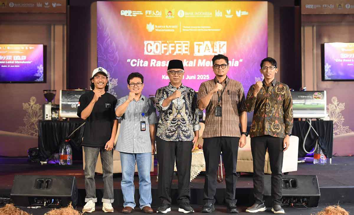 Wakil Wali Kota Kediri, Gus Qowim (tengah), dan Kepala KPwBI Kediri Yayat Cadarajat (nomor 2 dari kiri), bersama narasumber. Foto: Ist 