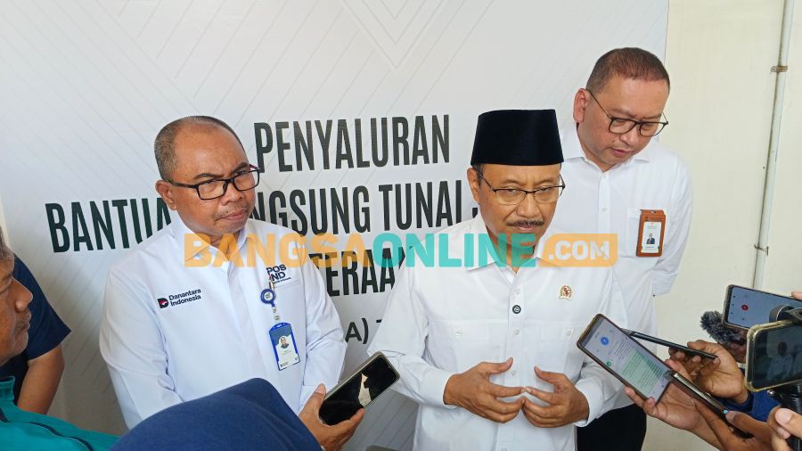 Mensos RI, Saifullah Yusuf saat memberi keterangan kepada awak media. Foto: Yudi Arianto/BANGSAONLINE