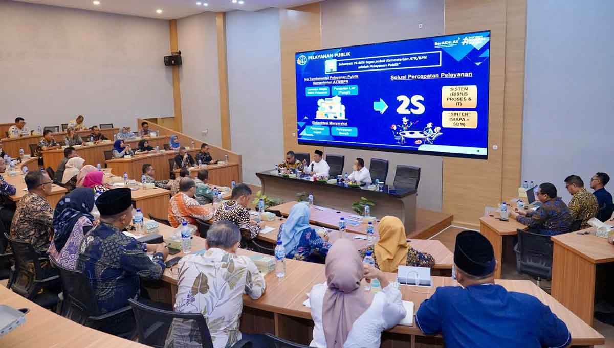 Menteri ATR/BPN saat memberi arahan kepada jajaran Kantor Wilayah BPN dan Kantor Pertanahan se-Karesidenan Pati, di Kudus, Jawa Tengah.