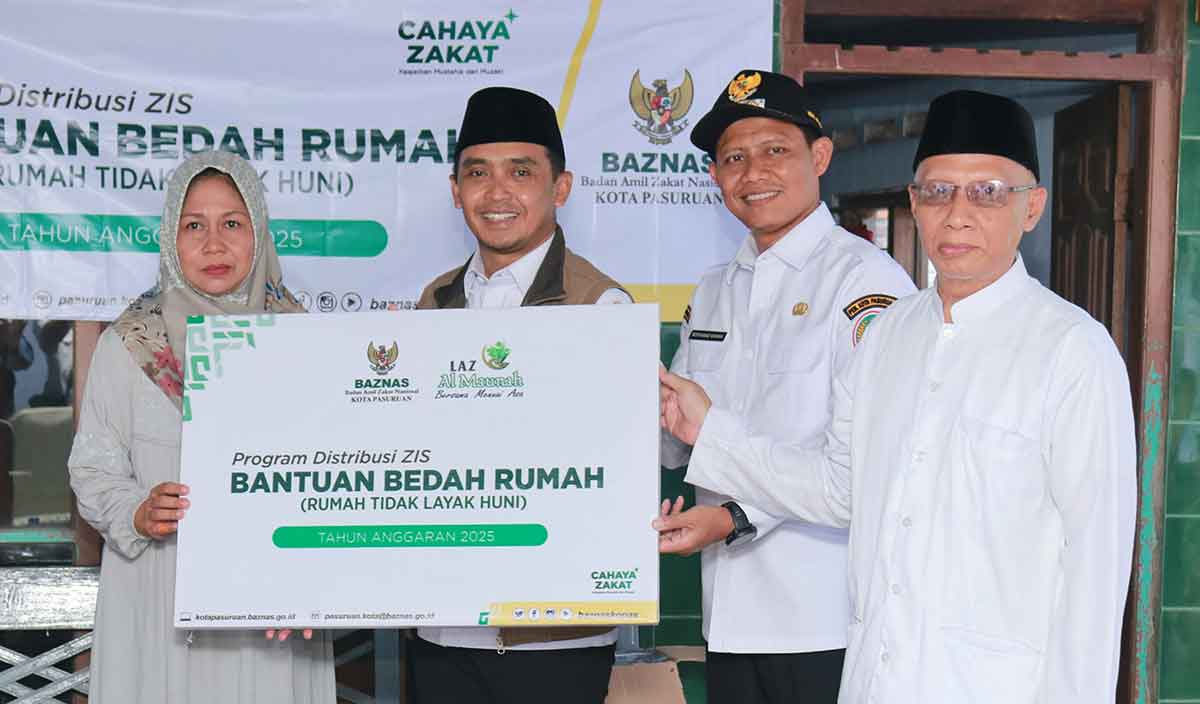 Wali Kota Pasuruan saat menyalurkan bantuan bedah secara simbolis ke keluarga penerima manfaat.
