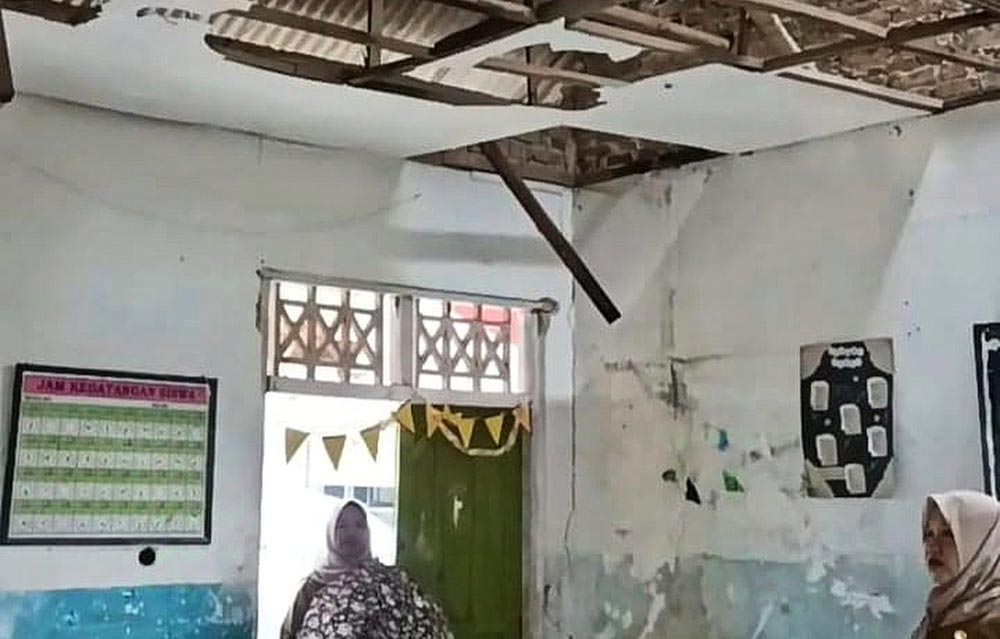 Kondisi atap ruang kelas SDN Tlagah 2 Bangkalan yang ambruk saat hujan lebat disertai angin kencang, Senin (12/1/2026).
