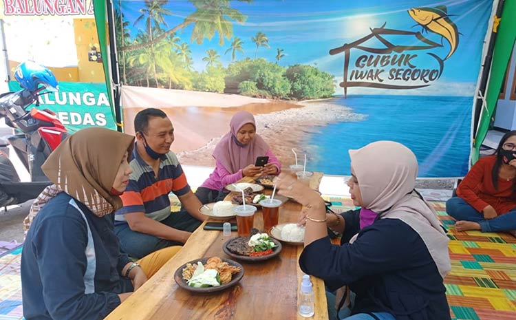 Pelanggan Gubuk Ikan Segoro. (foto: ist).
