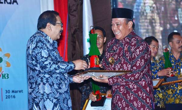 LANGGANAN: Bupati Lamongan, Fadeli, saat menerima penghargaan K3 dari Gubernur Soekarwo.