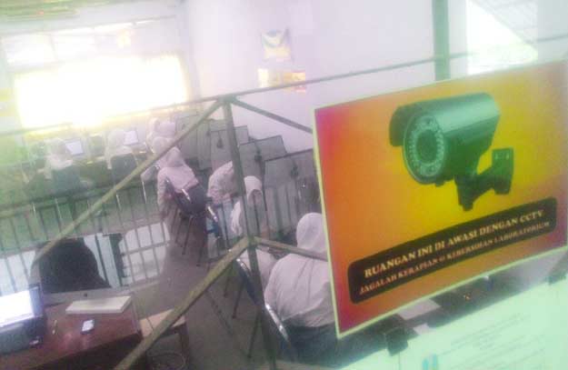 Suasana UNBK hari pertama di SMKN 2 Kediri.