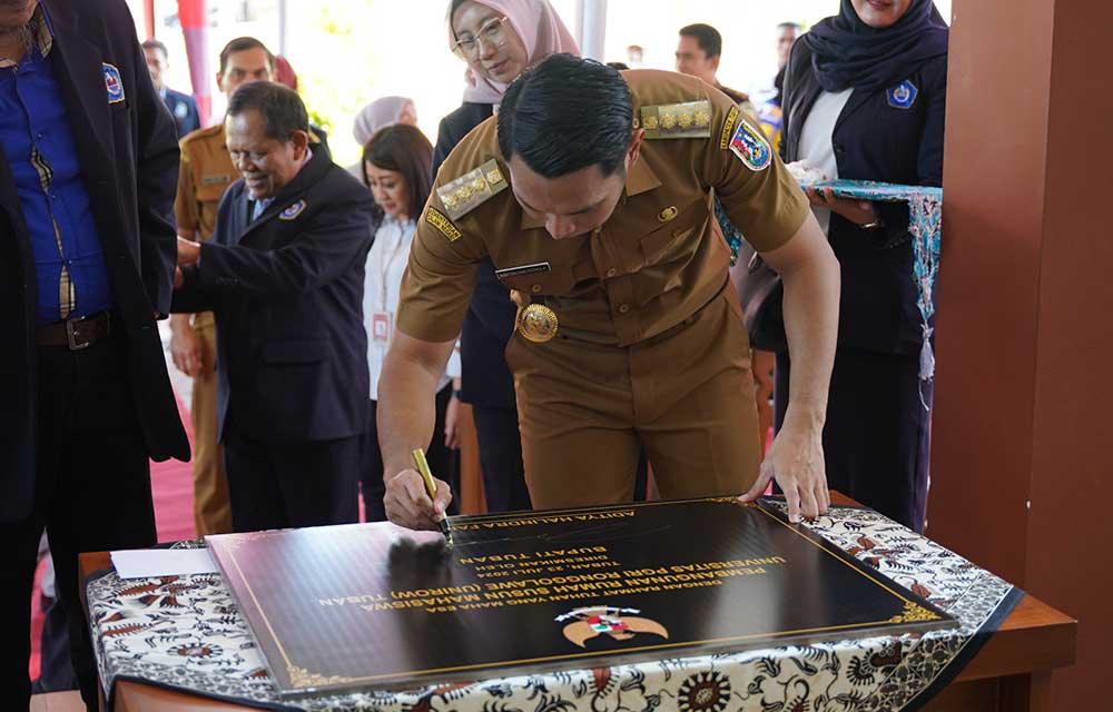 Bupati Tuban Aditya Halindra Faridzki saat menandatangani prasasti gedung rusunawa di Unirow Tuban. Foto: Ist.