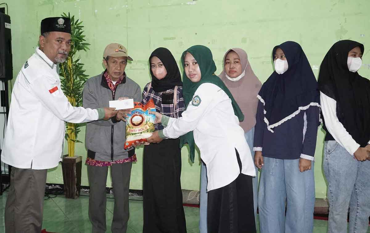 Penyaluran zakat yang dilakukan JPZIS SMK Plus NU Sidoarjo. Foto: Ist