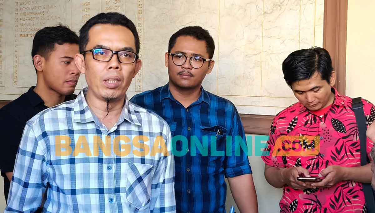 Juru bicara Tim Penasihat Hukum SA, Taufiq Dwi Kusuma, saat memberi keterangan kepada awak media. Foto: MUJI HARJITA/BANGSAONLINE