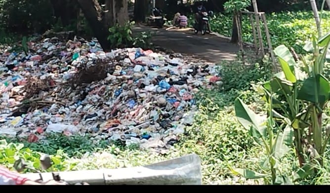 Sampah yang menggunung di Sumber Sentong
