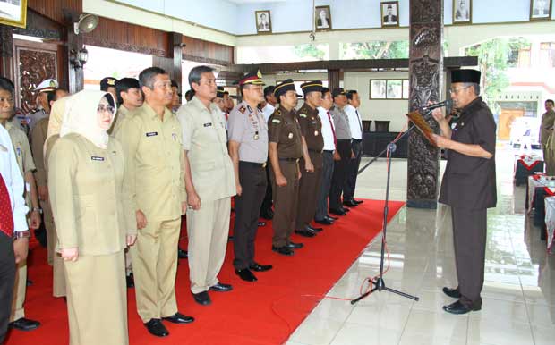 Wakil Bupati Nganjuk, KH Abdul Wachid Badrus M.PdI melantik tim Saber Pungli, di Pendopo Kabupaten Nganjuk.