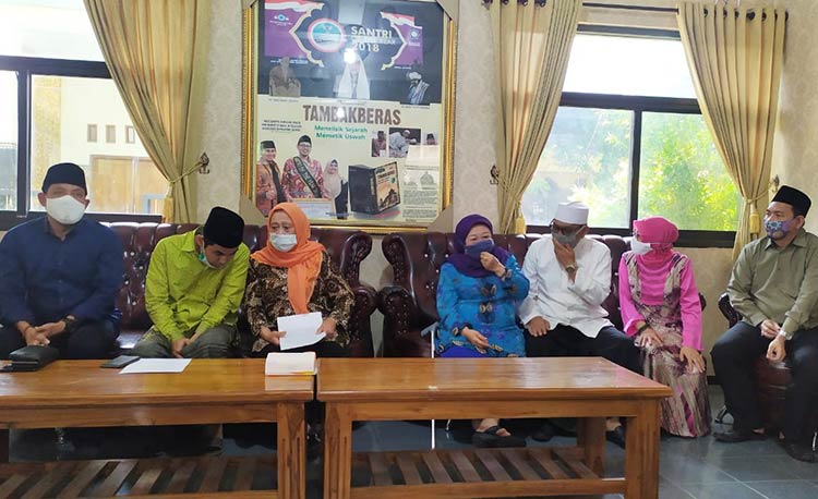 Keluarga Besar Kiai Abdul Wahab Chasbullah saat konferensi pers. (foto: ist).