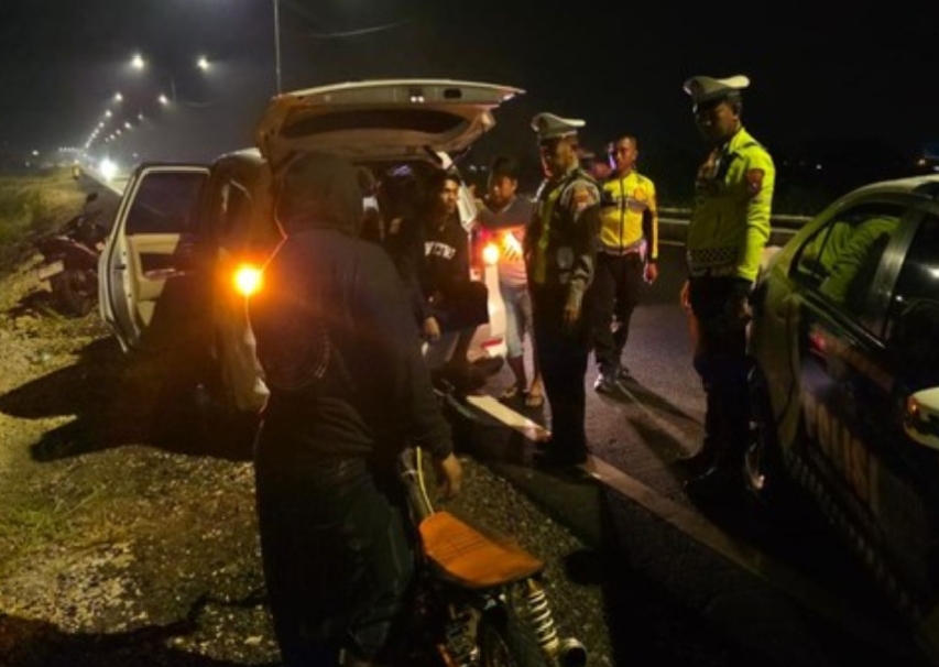 Anggota Satlantas Polres Lamongan saat hendak mengamankan motor yang akan digunakan untuk balap liar. 