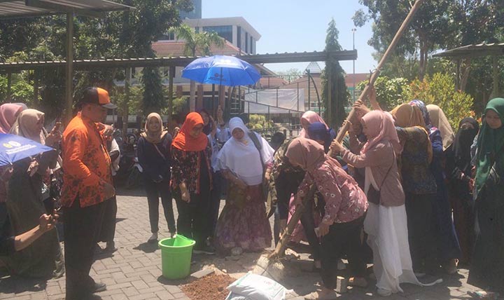 Calon Yudisiawan Fakultas Ilmu Sosial dan Ilmu Budaya (FISIB) UTM melakukan penanaman pohon Ketapang Kencana di halaman depan RKBE.