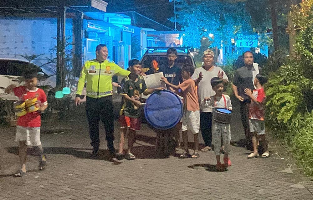 Anggota Kamseltibcar Satlantas Polres Pasuruan saat patroli sahur bersama warga. 