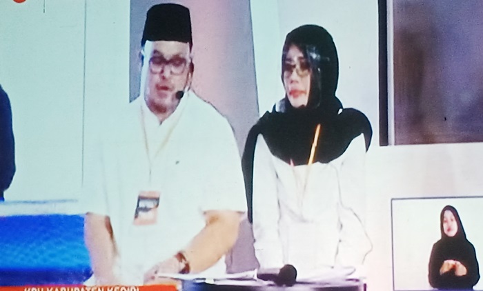 Pasangan Cabup-Cawabup, Dhito-Dewi saat debat ke tiga. foto: ist.