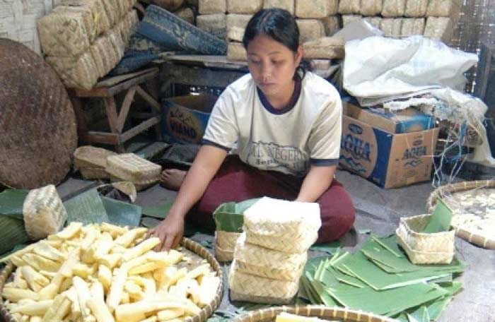 warga di Bondowoso sedang menyiapkan ketela pohon untuk bahan tape. foto: sugianto/BANGSAONLINE