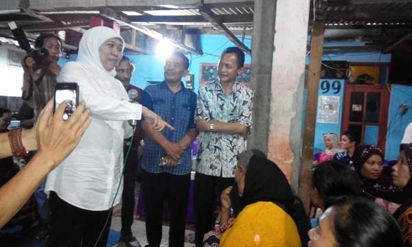 Mensos Khofifah saat di Padepokan Among Budoyo Sastro Loyo, desa Sentonorejo Kec. Trowulan Kab Mojokerto. Tempat rehabilitasi orang gila dan korban narkoba. foto: yudi eko purnomo/ BANGSAONLINE
