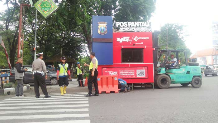 Tuai Kritik Netizen, Pos Pantau Lalin di Gubernur Suryo Sidoarjo Dipindah Pakai Forklift