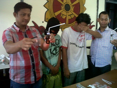 ?dua pemadat dan alat bukti.foto:rusmiyanto/bangsaonline